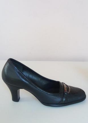 Классические женские туфли на каблучке 40 размера из натуральной кожи3 фото