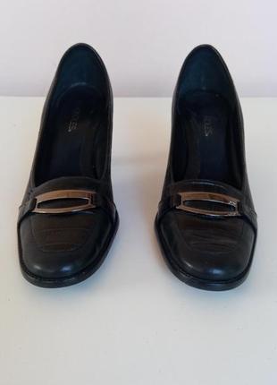Классические женские туфли на каблучке 40 размера из натуральной кожи2 фото