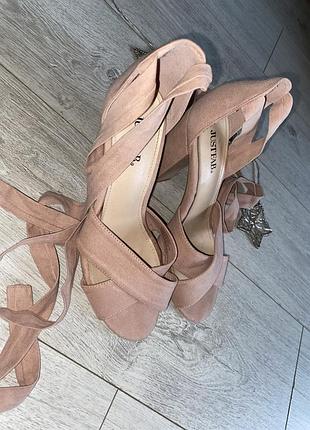 Пудровые босоножки на каблуке