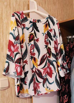 Яркая эффектная блузка с рукавами-воланами с цветочным принтом