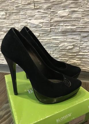 Чорні замшеві туфлі