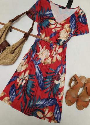 Красивое яркое платье с поясом в тропический цветочный принт1 фото