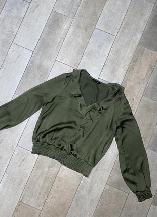 Атласная блузка хаки,объёмные рукава,воланы(2)