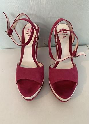 Босоніжки на танкеткі