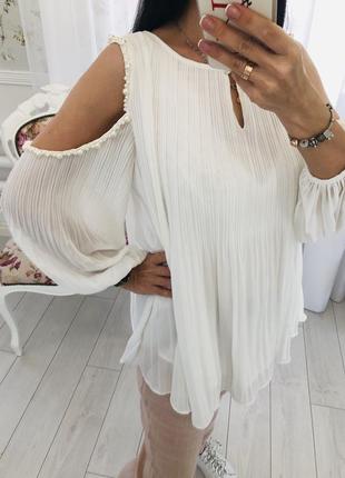 Белоснежная блузка плиссе с жемчугом открытыми плечами8 фото
