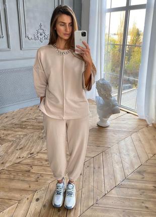 Женский бежевый костюм