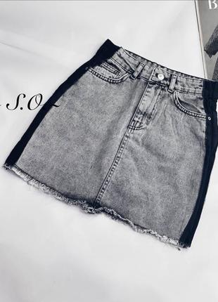 Джинсовая мини юбка с темным цветом и карманами3 фото