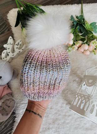 Ніжна рожева шапка з помпоном