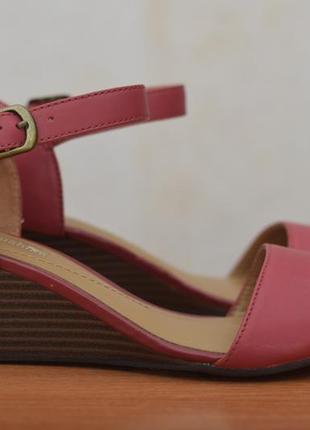 Женские кожаные босоножки на танкетке clarks, 38 размер. оригинал