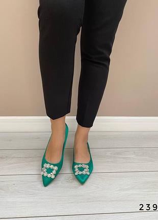 Женский туфли с брошкой