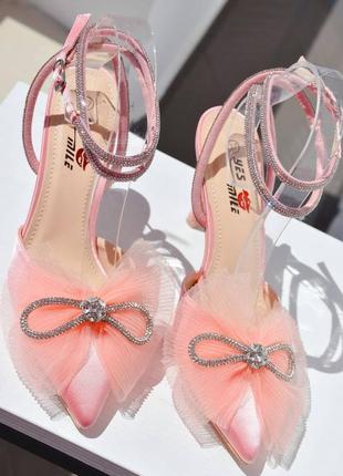Туфлі на невисокому каблуці рожеві з бантиком з стразами1 фото