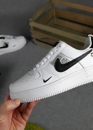 Женские кроссовки nike air force 1 lv8 низкие белые (черная запятая)7 фото