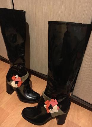 Стильні лаковані чоботи stella marco