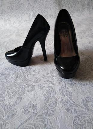Чорні класичні лакові туфлі на підборах.