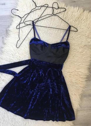 Велюрову сукню з імітацією корсета від "next"