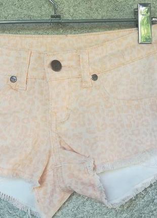 Жіночі шорти