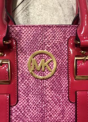 🔥 распродаж 🔥 самая яркая модная сумка шоппер цвета фуксия под кожу рептилии michael kors 🛍3 фото