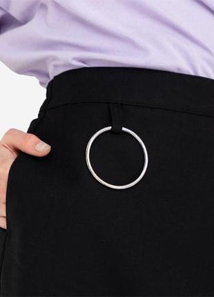 Чёрная юбка-трапеция с пряжками и кольцом7 фото