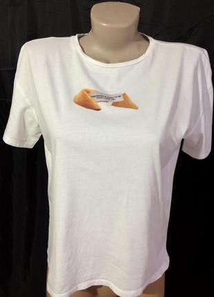 Белая прямая футболка с  жёлтым принтом