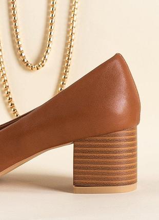Світло-коричневі жіночі туфлі на низьких підборах3 фото