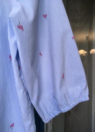 Красивая блуза в мелкую полоску с открытыми плечами и фламинго3 фото