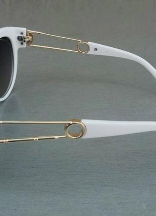 Очки в стиле versace стильные женские солнцезащитные очки серый градиент в белой оправе с золотым лого3 фото