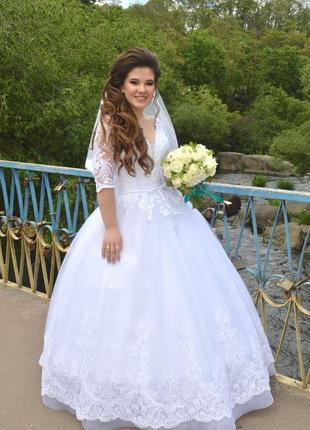 Свадебное платье белого цвета пышное