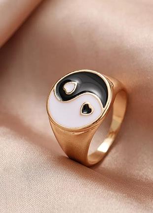 Тренд кільце інь янь сердечка чорне кільце