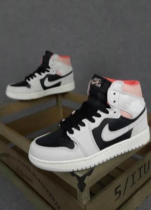 Женские кроссовки nike air jordan 1 retro серые с чёрным с пудрой