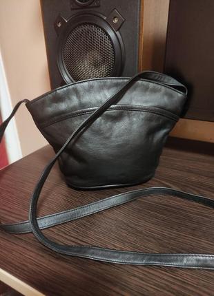 Cassis сумка кожаная маленькая кросс боди ведро трапеция черная на плечо1 фото