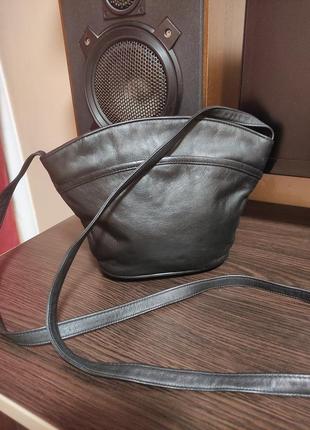 Cassis сумка кожаная маленькая кросс боди ведро трапеция черная на плечо4 фото