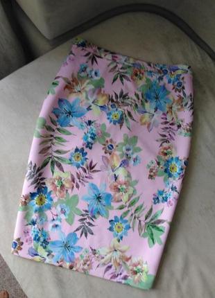 Очень красивая фактурная  юбка-карандаш с  актуальным цветочным принтом