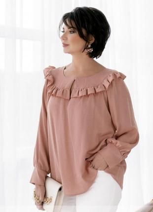 Нежная и женственная блузка украшена оборками 💕