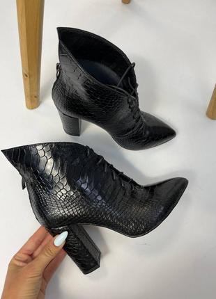 Эксклюзивные ботинки из натуральной итальянской кожи рептилия черные на каблуке9 фото