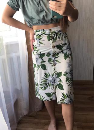 Довга спідниця в квітковий принт на ґудзиках