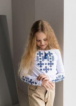 Вышитая футболка с длинным рукавом для девочки с геометрическим орнаментом «звездное сияние (синяя)»2 фото