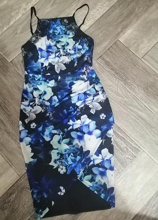 Красивое платье по фигуре с кружевом, драппировкой и запахом принт