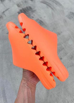 Шльопанці тапки yeezy slide 'enflame orange'.