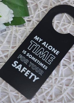 Дверная вешалка фирменная табличка деревянный декор на дверь -мое время в одиночестве...