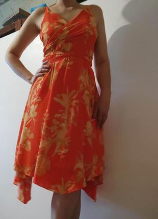Оранжевое асимметричное платье с сочным тропическим принтом3 фото