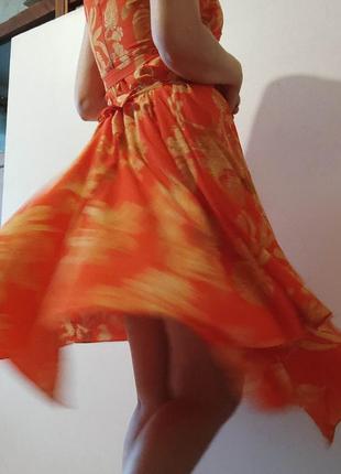 Оранжевое асимметричное платье с сочным тропическим принтом2 фото