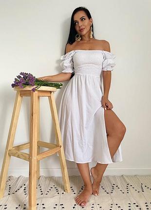 Белое летнее платье с разрезом