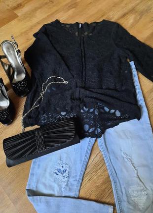 Красива мереживна блузка.