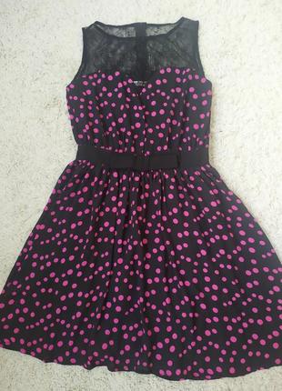 Платье черное в малиновый горошек.