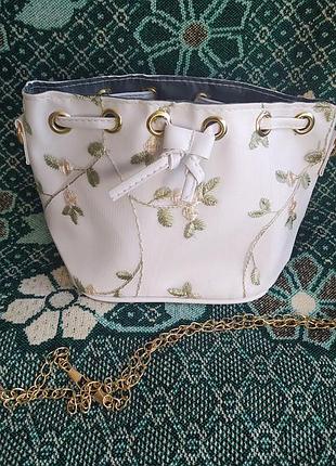 Белая круглая сумка с вышивкой и золотой цепочкой. жіноча сумка з вишивкою