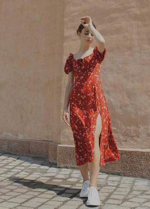 Красное яркое платье с разрезом на ноге красивая спинка1 фото
