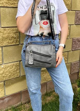 Женская сумка через плечо с широким ремешком с ручкой на молнии серая7 фото