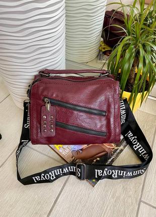 Женская сумка через плечо с широким ремешком с ручкой на молнии бордовая