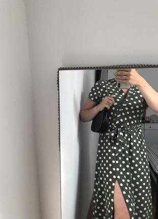 Платье в горох миди с разрезом длинное в горошек