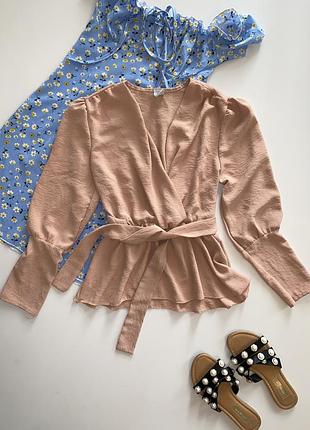 Бежевая блузка на поясе с объёмным рукавом